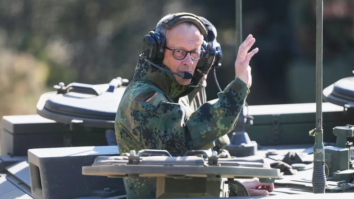 Bundeskanzler Merz besucht Bundeswehr in Munster