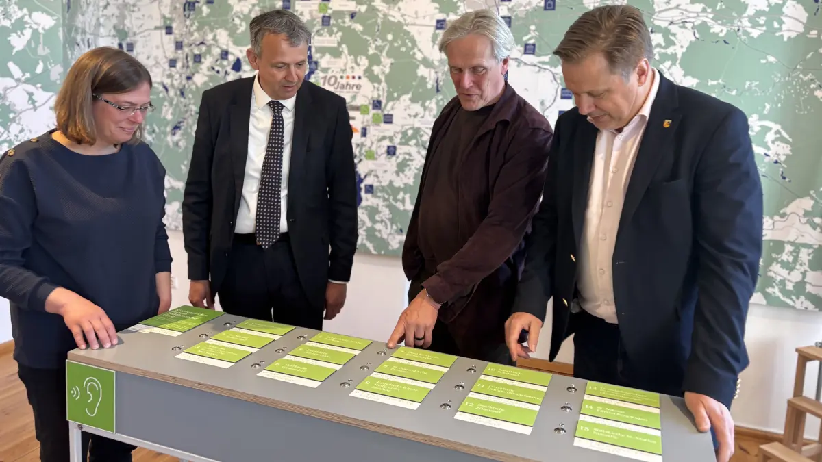 So klingt der Landkreis Oder-Spree: Musikschulchefin Anja Götze, Stefan Kamenz (Sparkasse Oder-Spree), Kulturamtsleiter Arnold Bischinger und Landrat Frank Steffen am Glockenspiel der Ausstellung "Lärmen und Lauschen" auf der Burg Beeskow. Dort findet auch das große Musikschulfest statt.