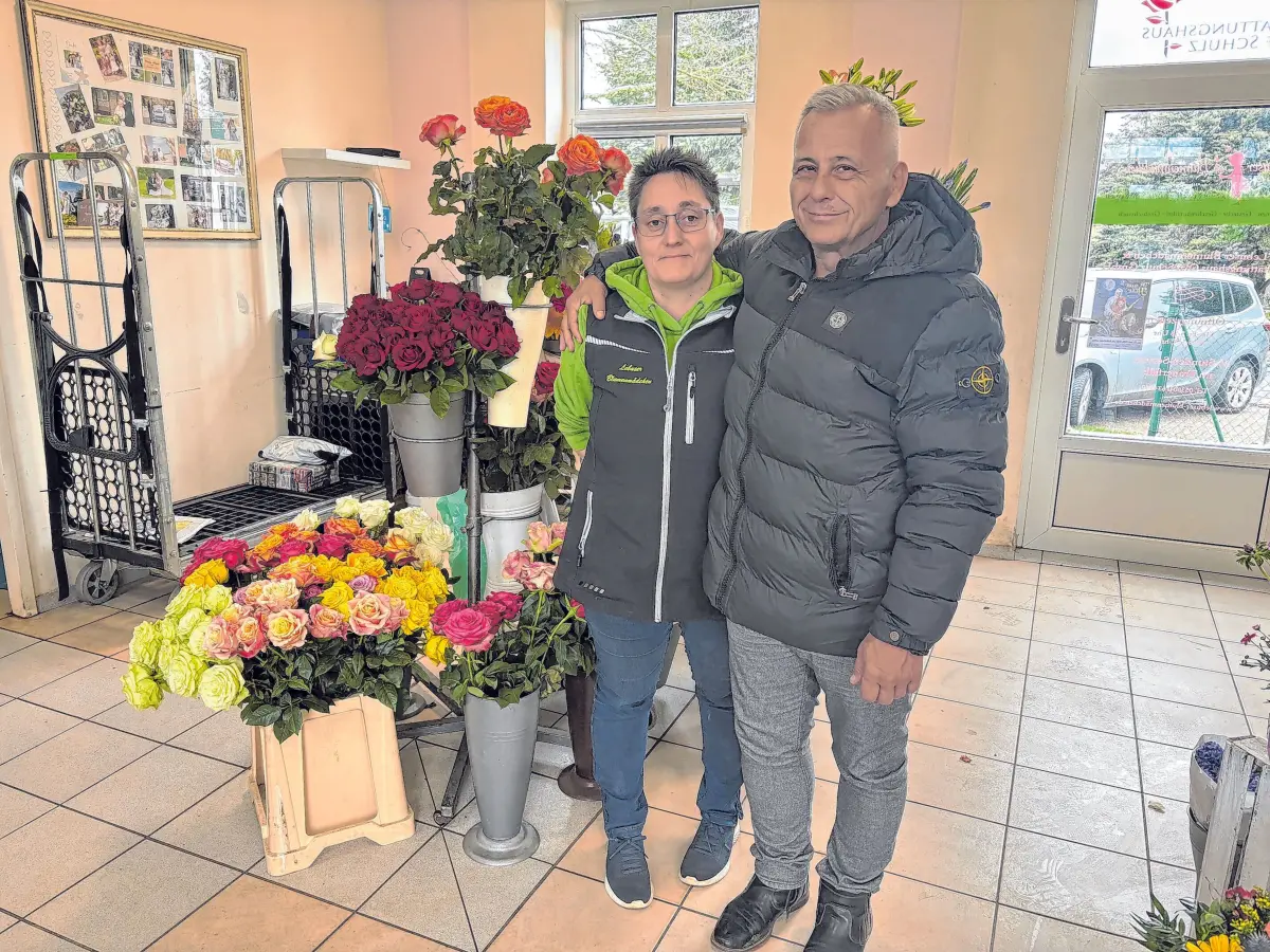 Ein gutes Team: Inhaber Olaf Schulz und Mitarbeiterin Peggy Tuband vom Lebuser Blumenmädchen ⇥Fotos: Bernd Röseler