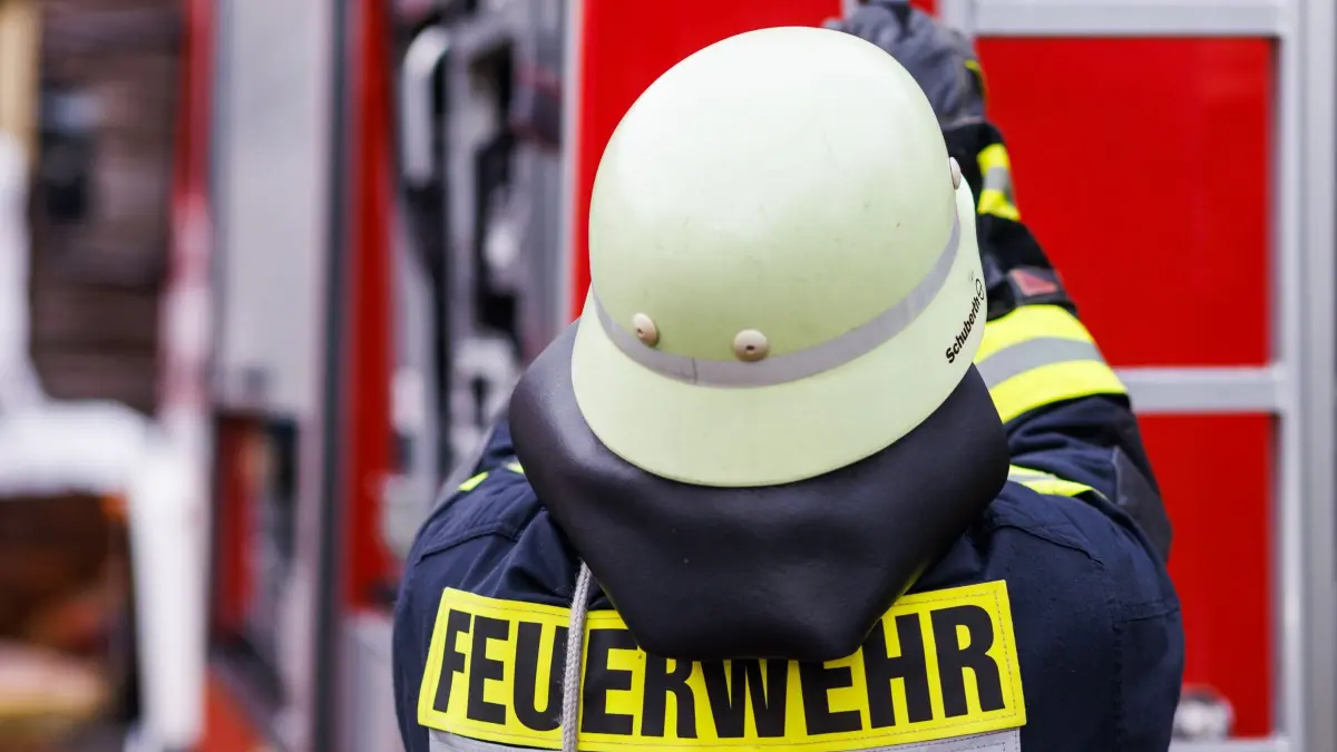 Feuerwehr - Symbolbild: ARCHIV - 05.11.2022, Rheinland-Pfalz, Staufen: Ein Feuerwehrmann holt während einer Einsatzübung einer Freiwilligen Feuerwehr eine Leiter vom Dach eines Einsatzfahrzeugs. (zu dpa: «Mehrere Wohnungen nach Brand in Mehrfamilienhaus unbewohnbar») Foto: Philipp von Ditfurth/dpa +++ dpa-Bildfunk +++