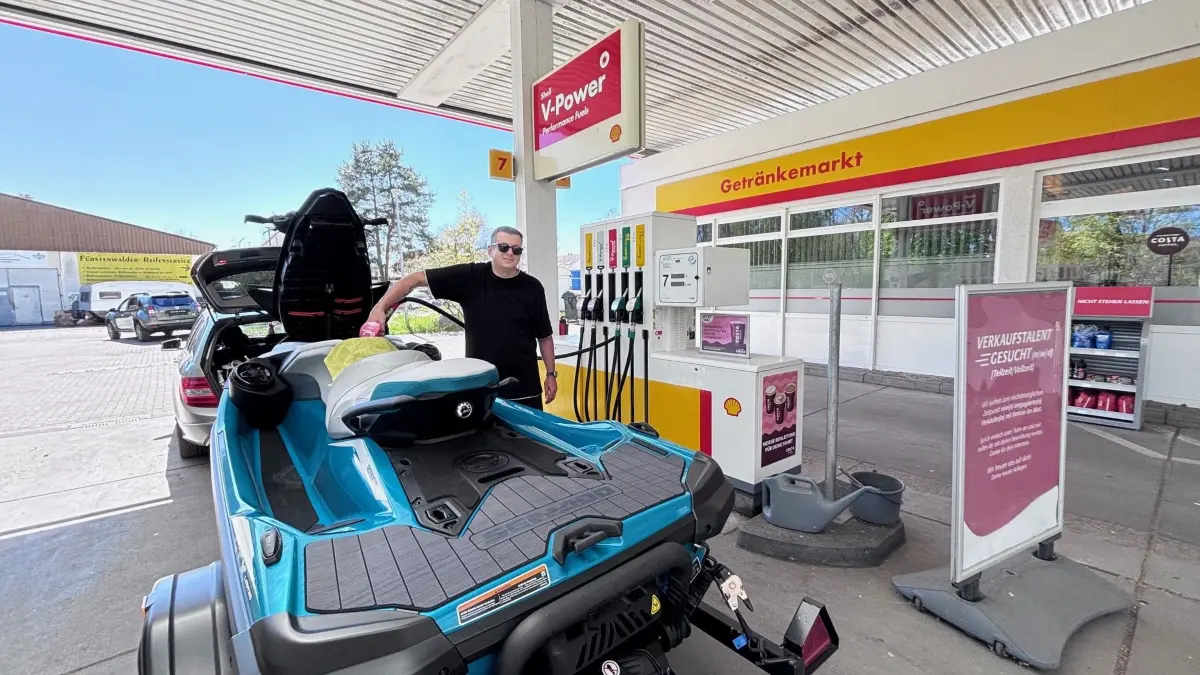 Tanken in Erkner und Königs Wusterhause: René Löbel tankt einen Jet-Ski.