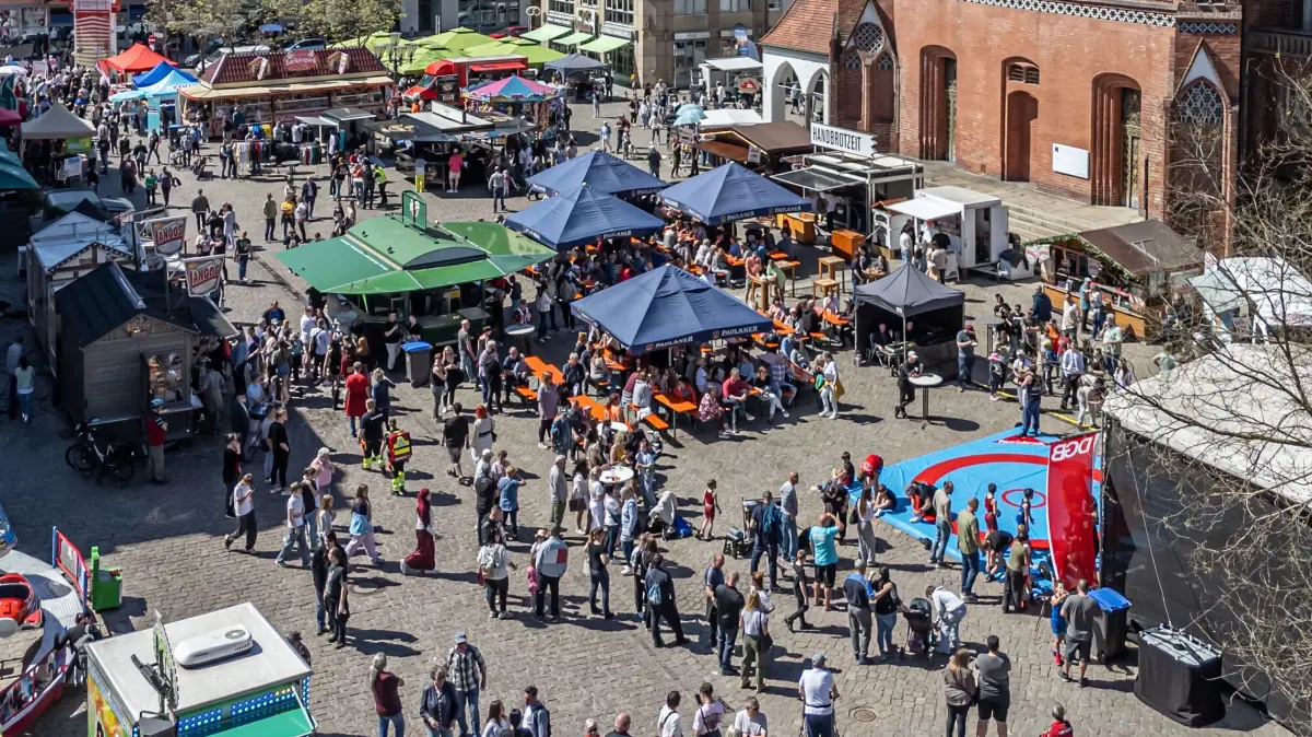 Viel los am 1. Mai auf dem Markplatz beim Brückenfest.