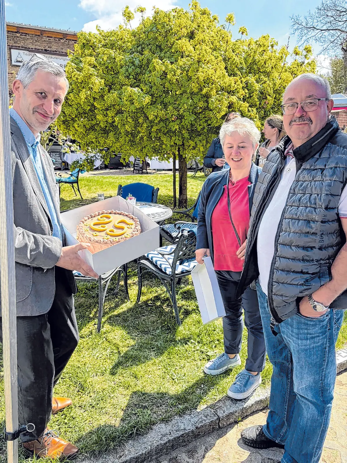 Bauunternehmer Lars Lampe und seine Frau gratulierten Guido Herbst mit einer Torte.