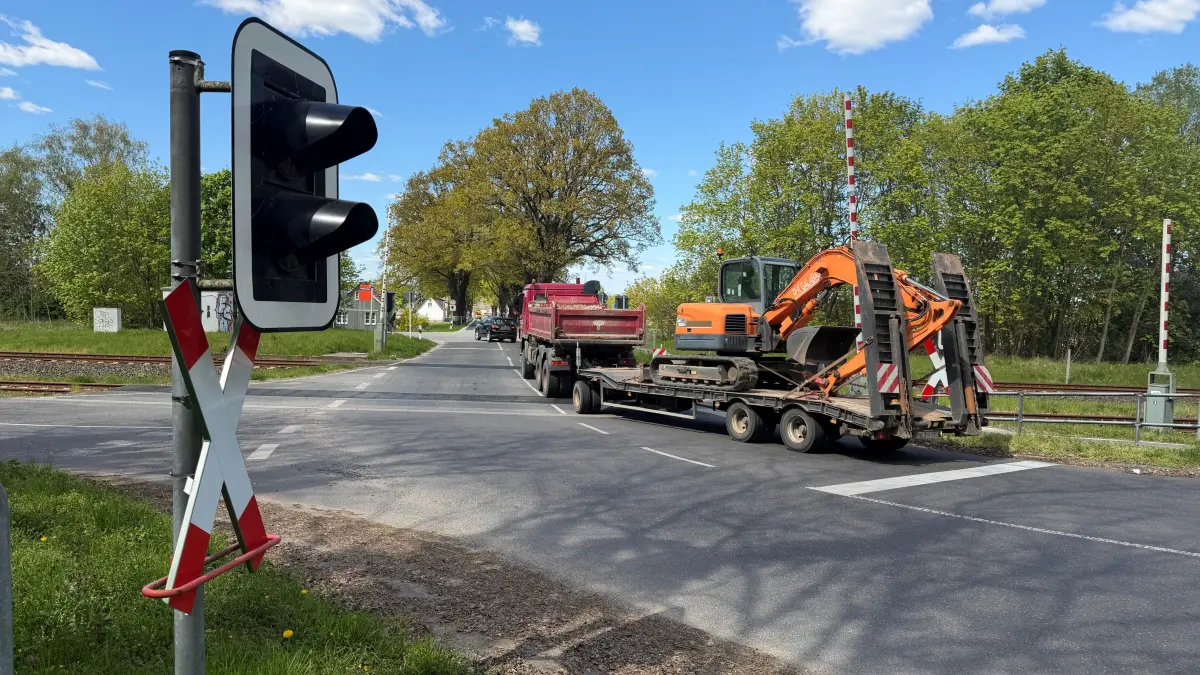 Ein Lkw überquert den Bahnübergang der B167 in Gusow: Lkws sollen auch der Grund dafür sein, warum der Bahnübergang jetzt kurzfristig gesperrt und repariert werden soll.