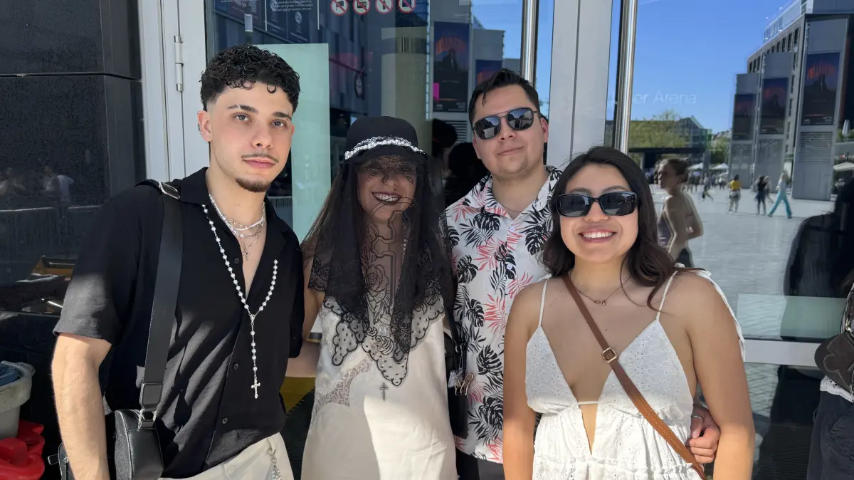 Haben sich beim Rosalía-Konzert in Berlin kennengelernt: Vittorio (v.l.) aus Sizilien, Gabriela aus Venezuela, Giorgio aus Ecuador und Karen aus Mexico
