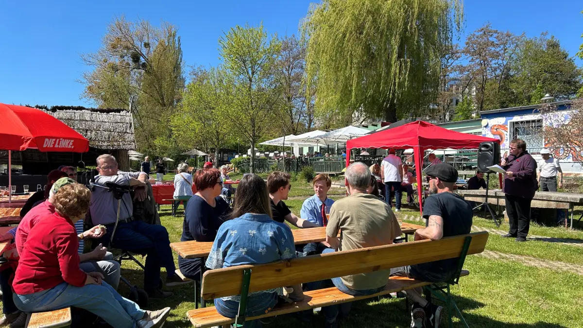 Die Kundgebung der DGB am 1. Mai 2026 in Schwedt erfreut sich vieler Besucher - doch warum ist der 1. Mai als Feiertag besonders wichtig für Schwedt