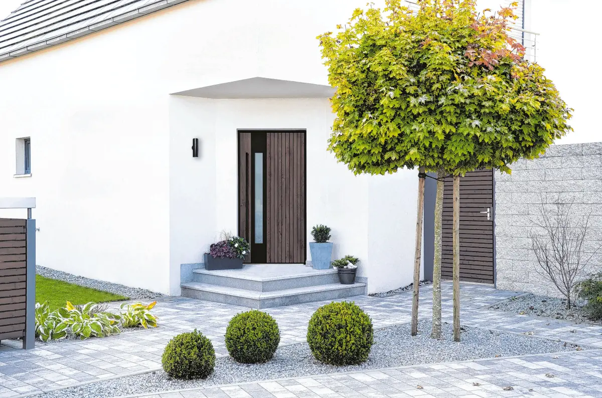 Lichtausschnitte lassen Tageslicht ins Haus, ohne zu viel vom Inneren preiszugeben.⇥ Foto: Rodenberg Türsysteme AG