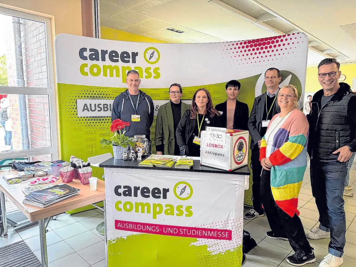 Beim freundlichen Team vom Infopoint kann man sich auch den Career Compass Aktivpass abholen, mindestens acht Stempel von Ausstellern einsammeln und an einer Verlosung teilnehmen. Es gibt dort tolle Gutscheine zu gewinnen.