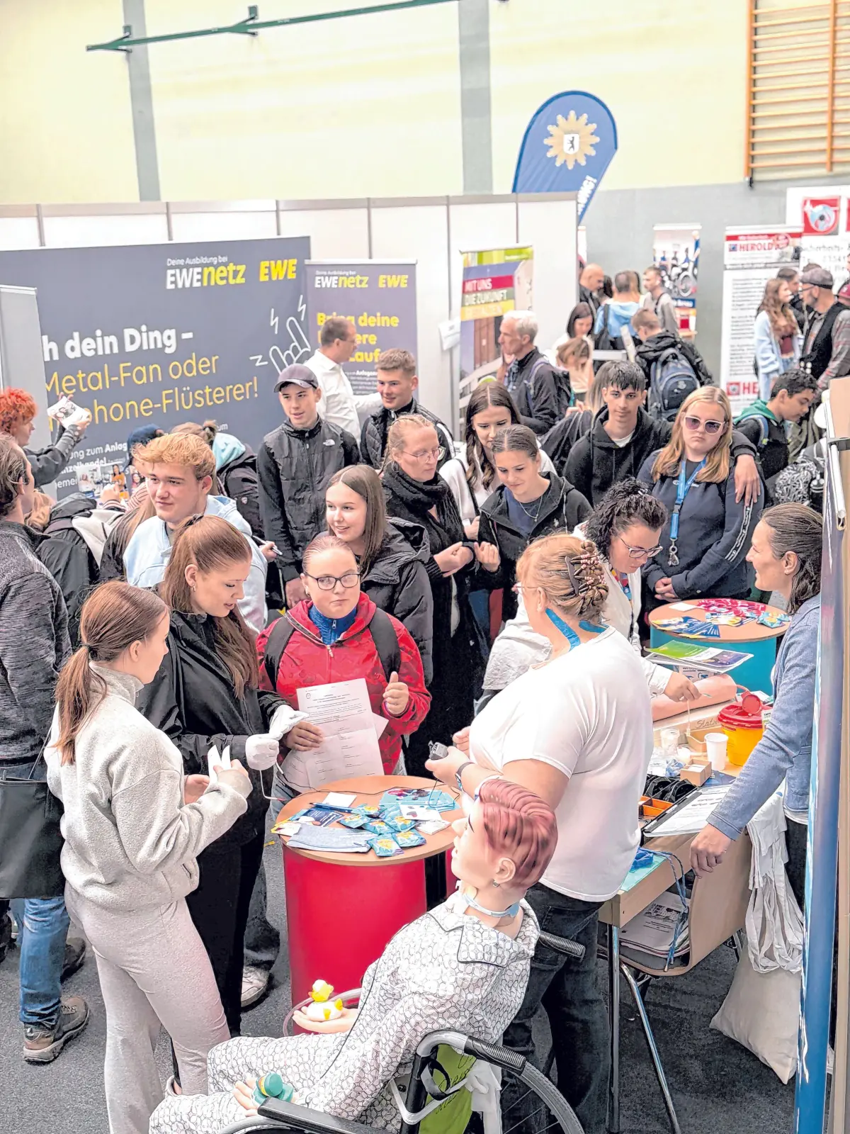 Das Gros der Aussteller präsentiert sich in der Giebelseehalle, in der an beiden Tagen zwar dichtes Gedränge herrscht, aber man trotzdem an den Ständen persönlich beraten wird.