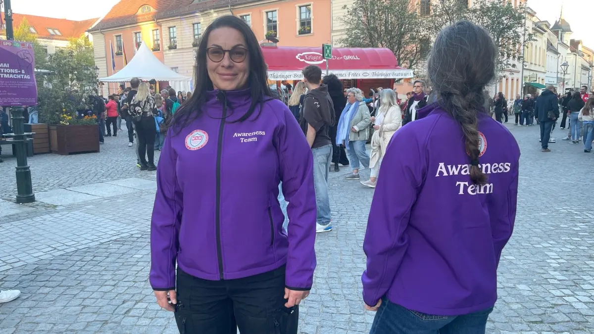 Jessica B. und Tanja K. (Namen geändert) vom Awareness-Team waren bei der Lokaltour erstmals unterwegs – in lila Jacken und einem offenem Ohr.