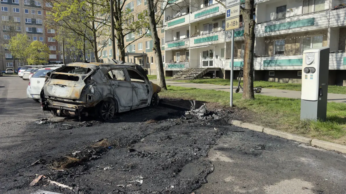 Spuren der Verwüstung nach dem nächtlichen Fahrzeugbrand in der Franz-Mehring-Straße in Frankfurt (Oder)