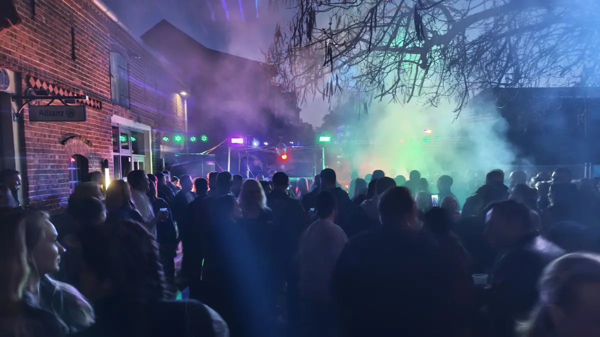 Volle Straßen, gute Stimmung, friedlicher Abend: Bei der Lokaltour wurde in den Adlerhöfen ausgelassen zu Techno gefeiert.