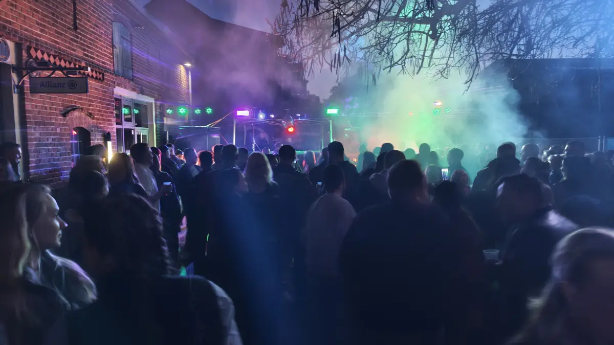 Volle Straßen, gute Stimmung, friedlicher Abend: Bei der Lokaltour wurde in den Adlerhöfen ausgelassen zu Techno gefeiert.