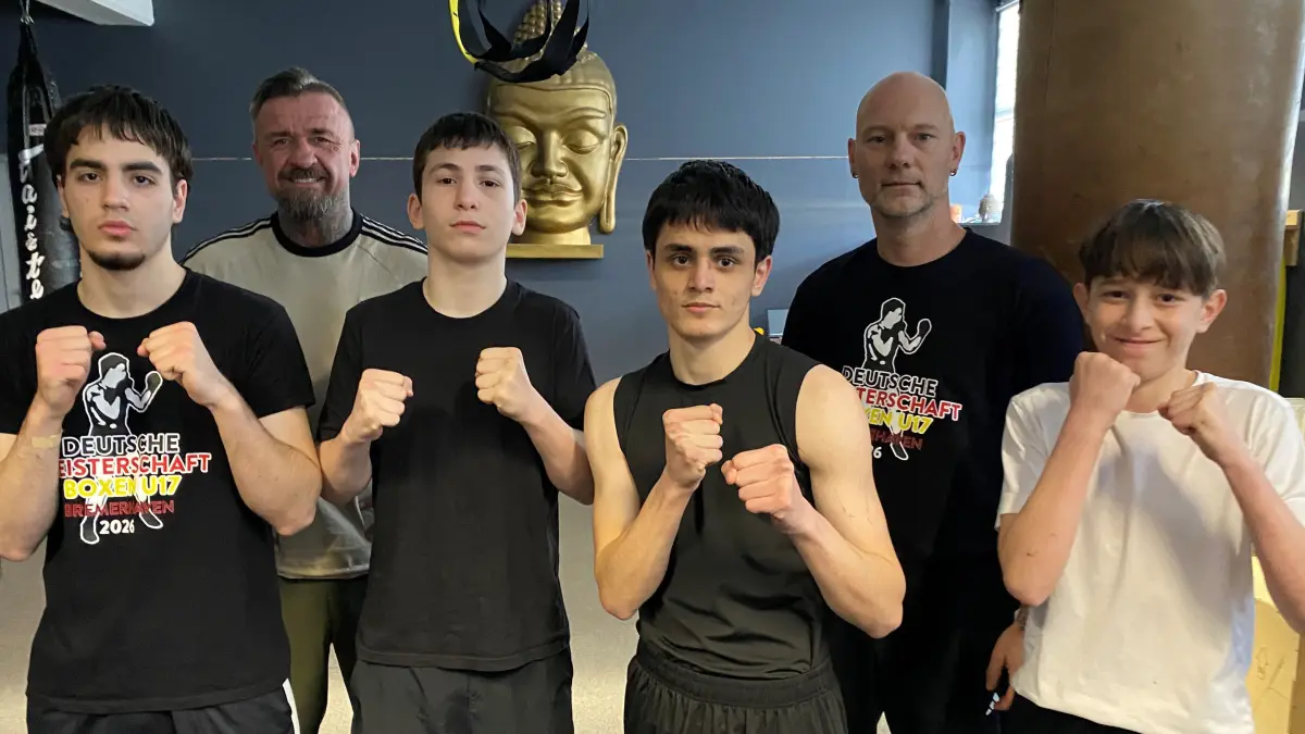 Hoffnungsvolle Boxer: Khayrullah Makaev, Khayrullah Kamidov, Khas Magomed Akhmadoy und Astamirov Mukhammed (vorn von links) sowie hinten die Trainer René Hübner (links) und Frank von Mersewsky.