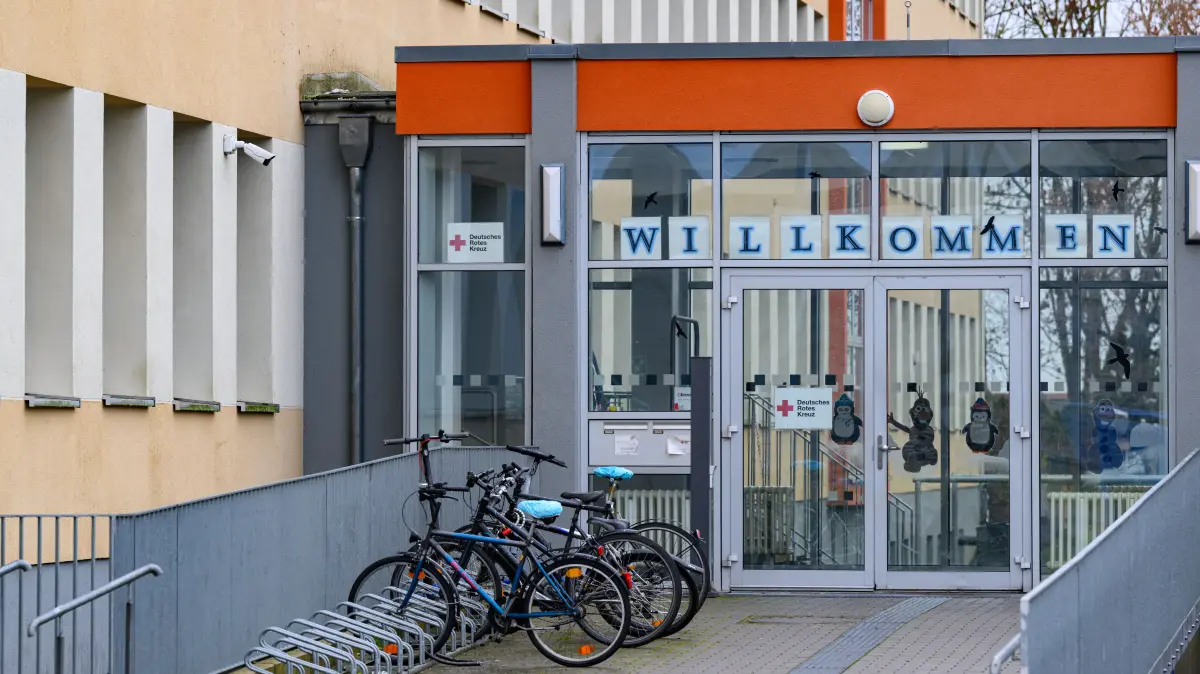 Aus der Erstaufnahmestelle wird eine Übergangseinrichtung: Der ZABH-Standort Halbleiterwerk in Frankfurt (Oder) erhält eine neue Zuständigkeit.
