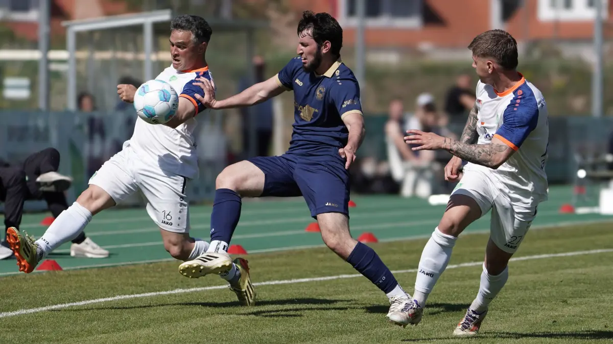Fussball : Ahrensfelde, Fussball Brandenburgliga, Grün-Weiss Ahrensfelde -Oranienburger FC, Manuel Schmiedebach, Mansur Musaitov und Lucas Nico Gurklys v.l.
FOTO BENK 02.05.2026