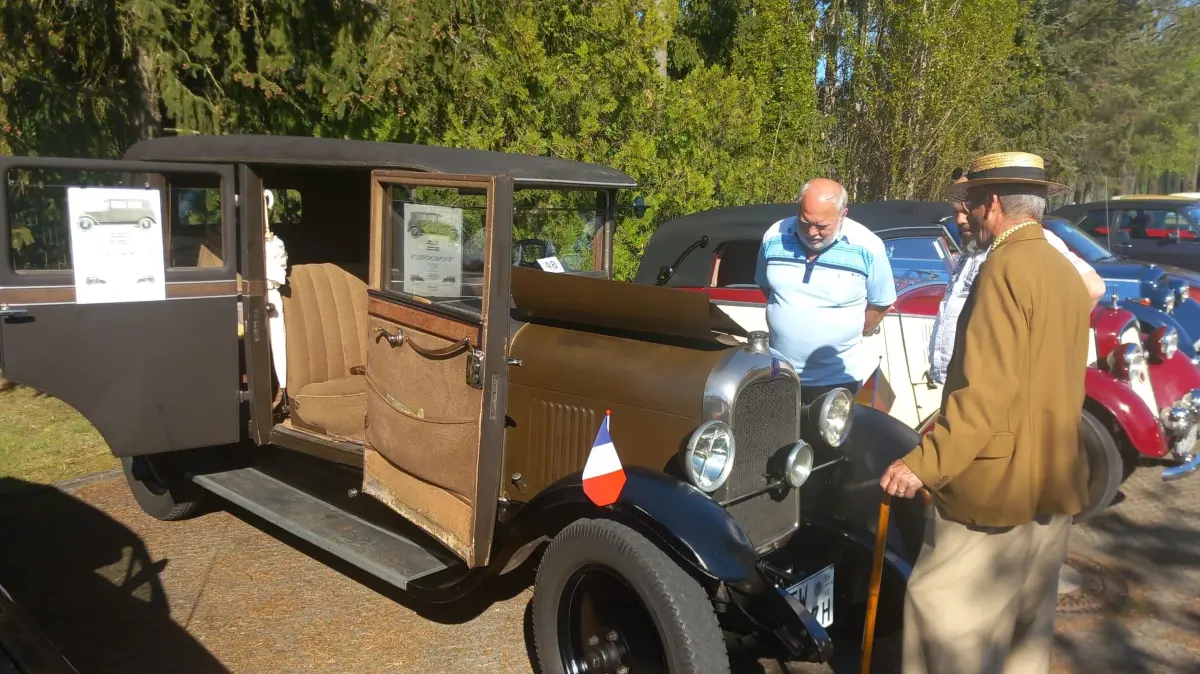 Blickfang: Selbst im Vergleich mit anderen Oldtimern fällt Lutz Hoffmeisters (rechts) Citroën auf.