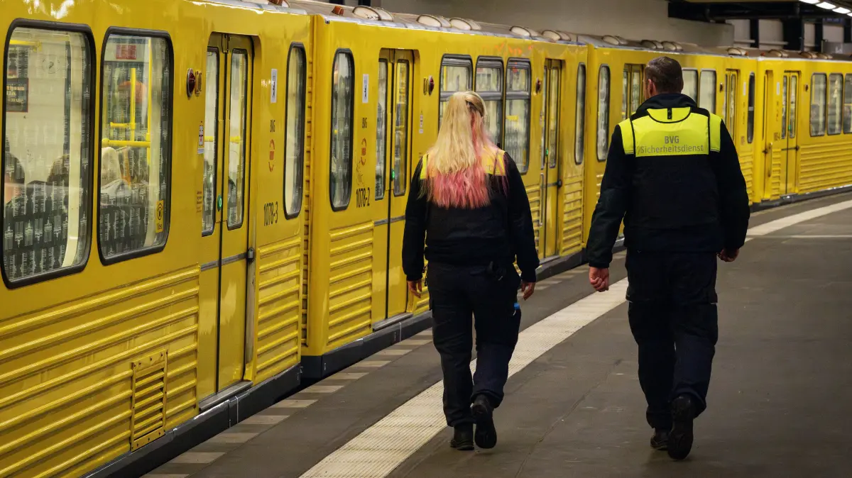 Am U-Bahnhof Gleisdreieck wurde ein Mann von einer Bahn überrollt.