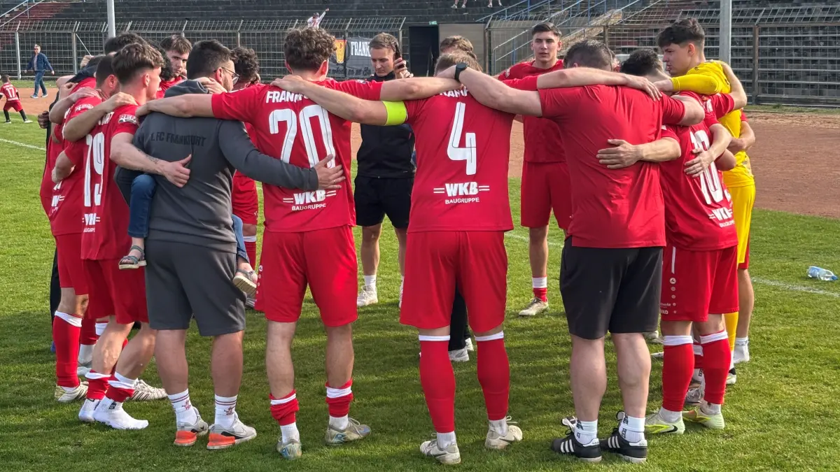 Der 1. FC Frankfurt ist in der Fußball-Brandenburgliga weiter die Mannschaft der Stunde. Gegen den BSC Preußen Blankenfelde-Mahlow gelang der höchste Sieg der Saison – zugleich der 13. Erfolg in Folge.