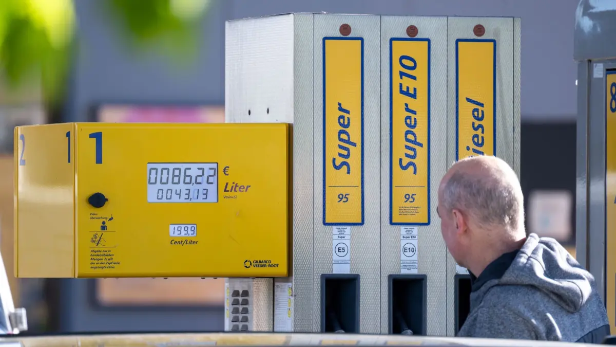 Spritsteuer-Senkung: 01.05.2026, Bayern, Bamberg: Ein Mann tankt am 1. Mai an einer Tankstelle in Bamberg Diesel zum Preis von 199,9 Cent pro Liter. Befristet für zwei Monate sinken die Steuern auf Diesel und Benzin um je rund 17 Cent brutto pro Liter. (zu dpa: «ADAC: Tankrabatt kommt nicht ganz bei Autofahrern an») Foto: Pia Bayer/dpa +++ dpa-Bildfunk +++