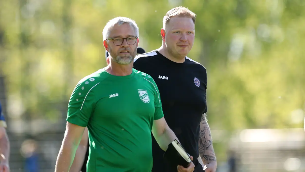 Die Trainer Christian Schramm (links) von Eintracht Wandlitz und Frank Roosch (Union Klosterfelde II)
