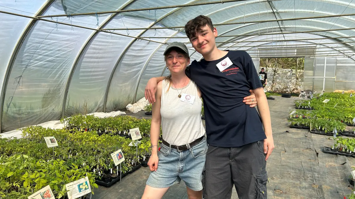 Michelle Siemoneit (l.) und Niels Bath helfen am 1. Mai 2026 bei dem Verein Vern auf dem Hofmarkt aus. Welche Pflanzen sind besonders beliebt?
