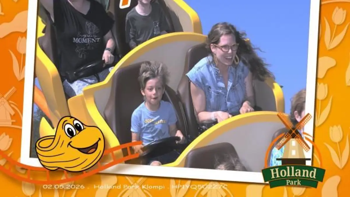 Der Sohn jubelt, die Mutter schreit: Sophia Schwan testet mit ihrer Familie die neue Achterbahn Klompi im Hollandpark.