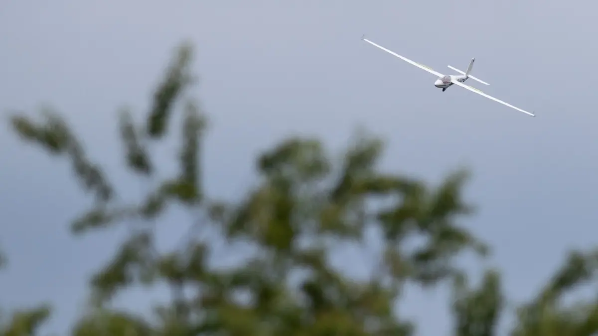 Absturz Segelflugzeug: ARCHIV - 06.07.2019, Niedersachsen, Lingen: Ein Segelflieger. (zu dpa: «72-jähriger Pilot stirbt bei Segelflugzeug-Absturz») Foto: Friso Gentsch/dpa +++ dpa-Bildfunk +++