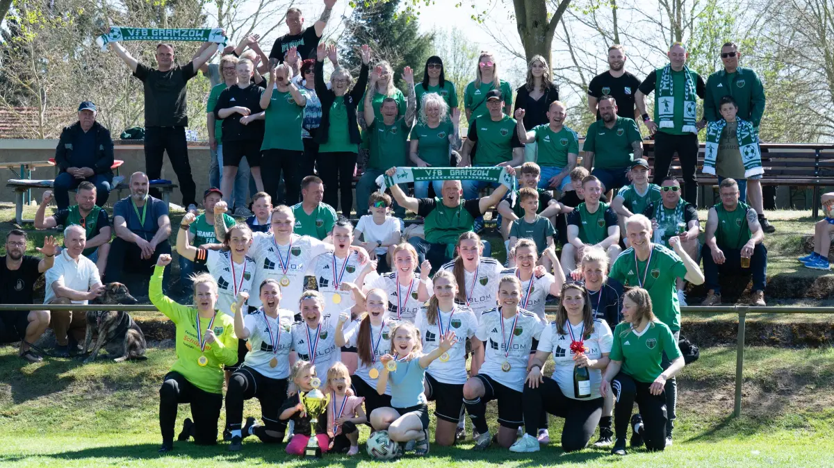 Die Frauen vom VfB Gramzow gewinnen das Kreispokalfinale in der Uckermark gegen Rot-Weiß Prenzlau 3:0.