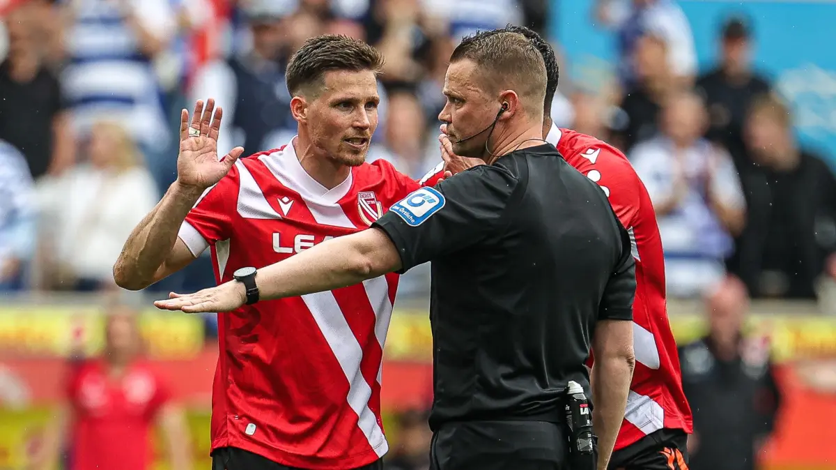 Kapitän Axel Borgmann (links) übt nach der Niederlage von Energie Cottbus beim MSV Duisburg harte Kritik an Schiedsrichter Robert Kampka.