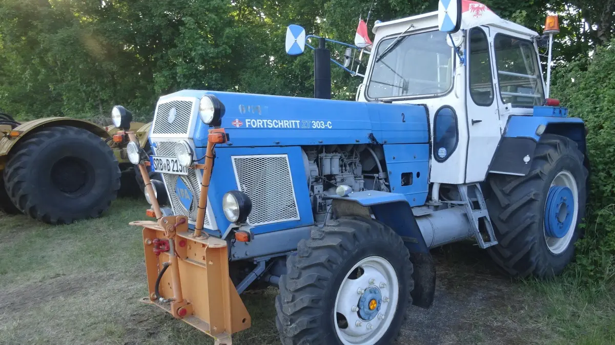 Passt zum Motto: Der Fortschritt ZT 303-C, ein leistungsgesteigerter Allrad-Traktor aus der DDR-Produktion, war im vergangenen Jahr schon beim Oldtimertreffen in Alt Tucheband zu besichtigen.