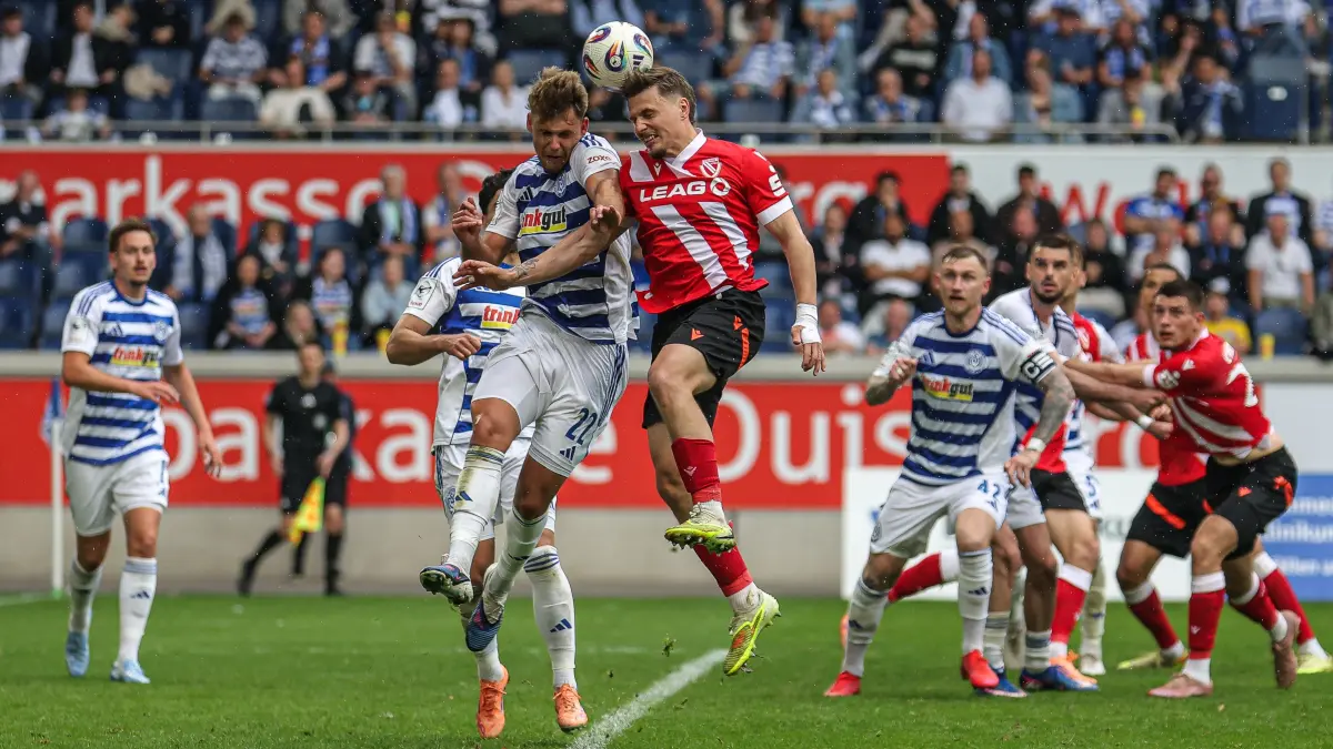 Harter Kampf um den Aufstieg zwischen Energie Cottbus und dem MSV Duisburg: Hier kämpfen Erik Engelhardt (rechts) und Duisburgs Thilo Töpken um den Ball.
