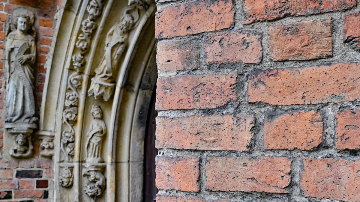 Die Kirche St. Marien ist das älteste Gebäude in Frankfurt (Oder). Eines der bedeutendsten Denkmale in Brandenburg ist in Gefahr und wurde auf die Liste der bedrohten Denkmäler im Land gesetzt. Vor allem der durchfeuchtete Dachbereich macht sorgen. Was die Stadt für die Sanierung unternimmt.