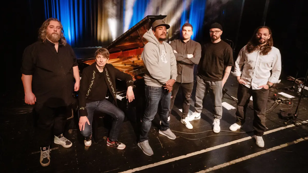 Söhne Mannheims Piano mit Sänger Karim Amun (1.v.r.)