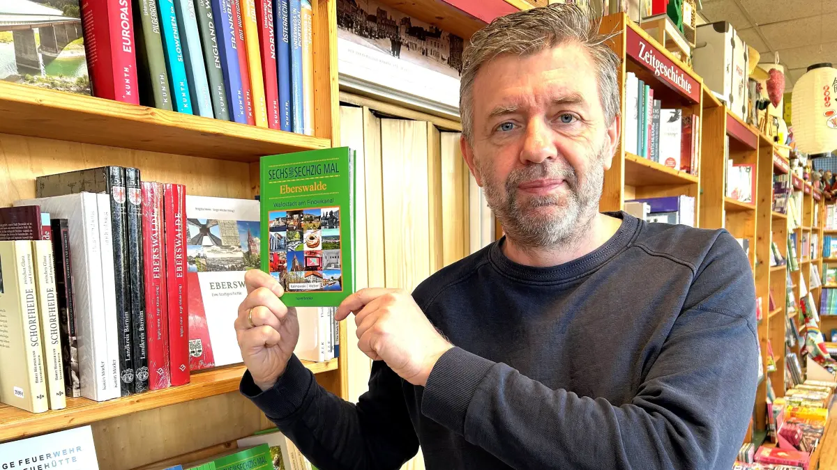 Lokale Kompetenz im Doppelpack: Hartwig Mahler, Inhaber der Buchhandlung Mahler in Eberswalde, für die regionale Literatur zu den Schwerpunkten gehört, präsentiert den neuen Stadtführer Sechsundsechzig Mal Eberswalde.
