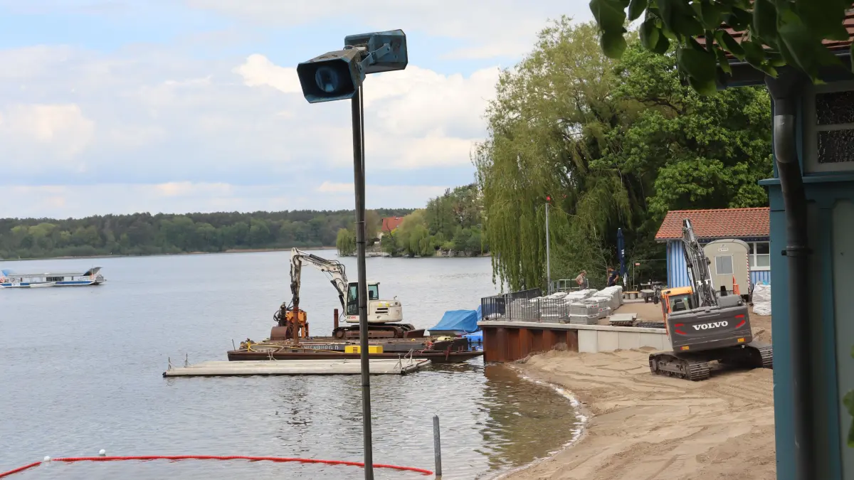 Sieht noch nach Baustelle aus, soll aber bald wieder zum Baden einladen: das Strandbad am Straussee in Strausberg.