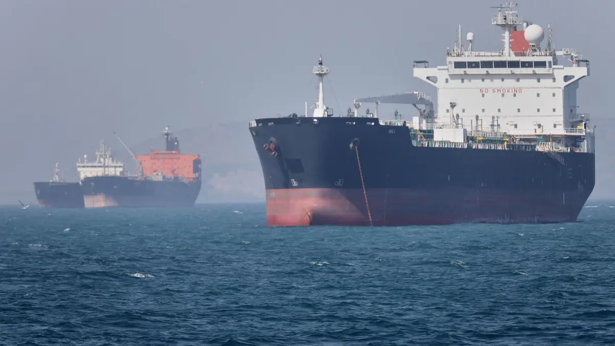 Straße von Hormus: 04.05.2026, Iran, Bandar Abbas: Öltanker liegen in der Straße von Hormuz vor Bandar Abbas, Iran, vor Anker. Foto: Amirhosein Khorgooi/ISNA/AP/dpa +++ dpa-Bildfunk +++