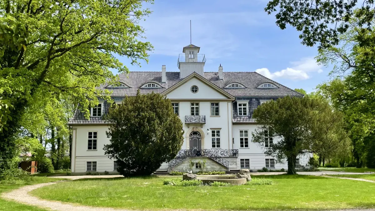Die in Selchow bei Storkow (Mark) stehende Villa, welche von den Immobilienmaklern Engel & Völkers Berlin auch als Schloss Selchow bezeichnet wird, steht für 3,5 Millionen Euro zum Verkauf.
