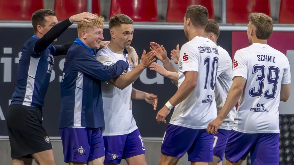 Ingolstadt, Deutschland 03. Mai 2026: 3. Liga - 2025/2026 - FC Ingolstadt 04 gegen FC Erzgebirge Aue Im Bild: in der Traube Torschütze Julian Guttau Aue jubelt nach seinem Tor zum 3:5 mit seinen Mannschaftskollegen, /// DFB regulations prohibit any use of photographs as image sequences and/or quasi-video /// Audi Sportpark Bayern *** Ingolstadt, Germany 03 May 2026 3 Liga 2025 2026 FC Ingolstadt 04 vs FC Erzgebirge Aue In the picture in the Traube Goalscorer Julian Guttau Aue cheers with his teammates after his goal to 3 5, DFB regulations prohibit any use of photographs as image sequences and or quasi video Audi Sportpark Bayern Copyright: xFotostandx/xSchäferx
