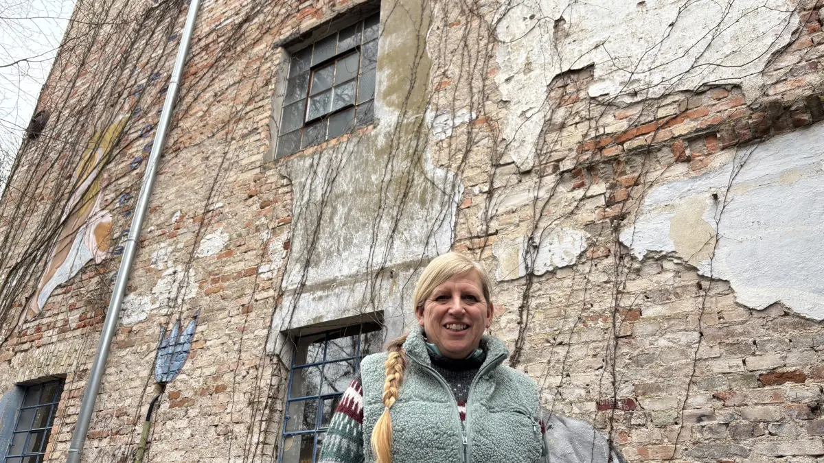Vereinschefin Angelika Swodenk vor der Zainhammermühle. Hier finden Workshops, Ausstellungen, Konzerte und Märkte statt. In den Erhalt des vom Abriss bedrohten Gemäuers haben die Vereinsmitglieder unzählige Arbeitsstunden gesteckt.
