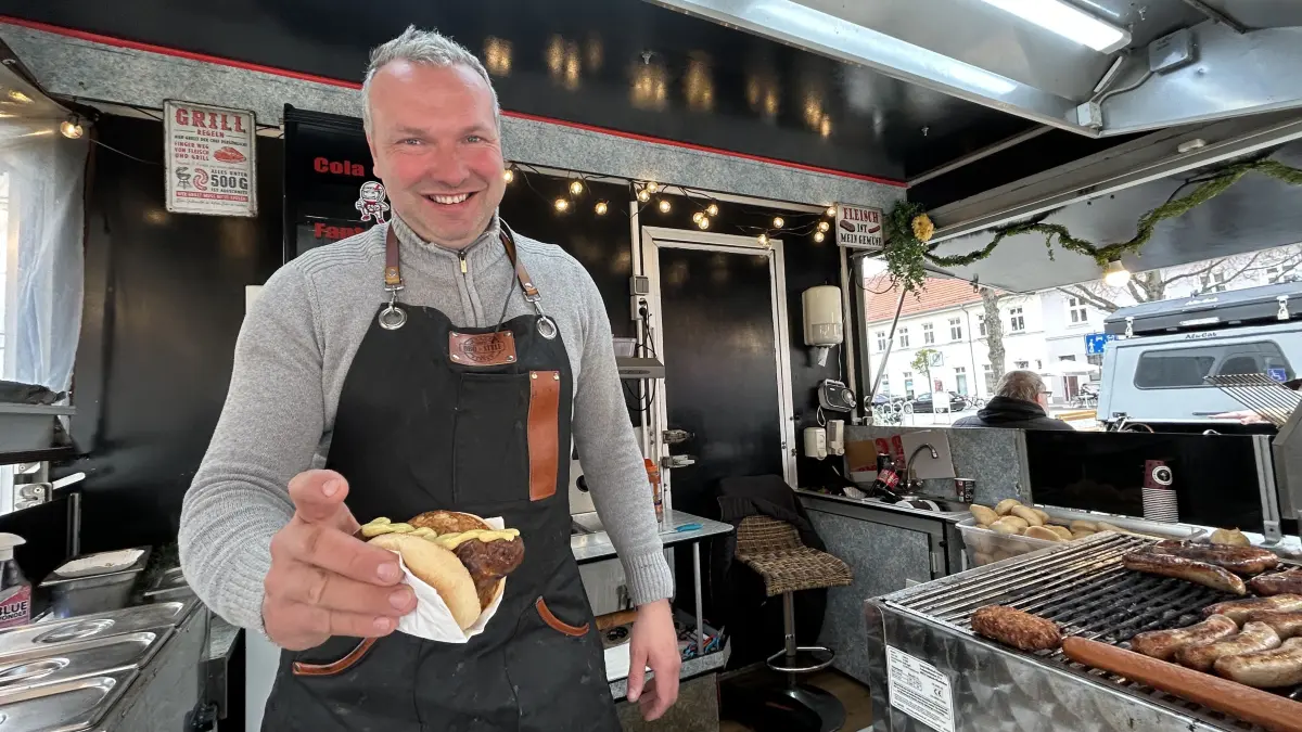 Seit 2022 ist Mathias Grade als "Grill-Matze" mit seinem Imbissstand auf dem Neuruppiner Wochenmarkt. Seit 2026 hat er einen größeren Wagen.