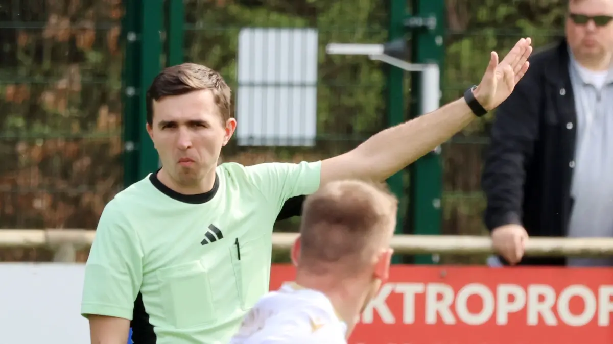 Ricardo Scheuerer, gehörloser Schiedsrichter hat in der Brandenburgliga bei Eintracht Miersdorf/Zeuthen sein Debüt gegeben