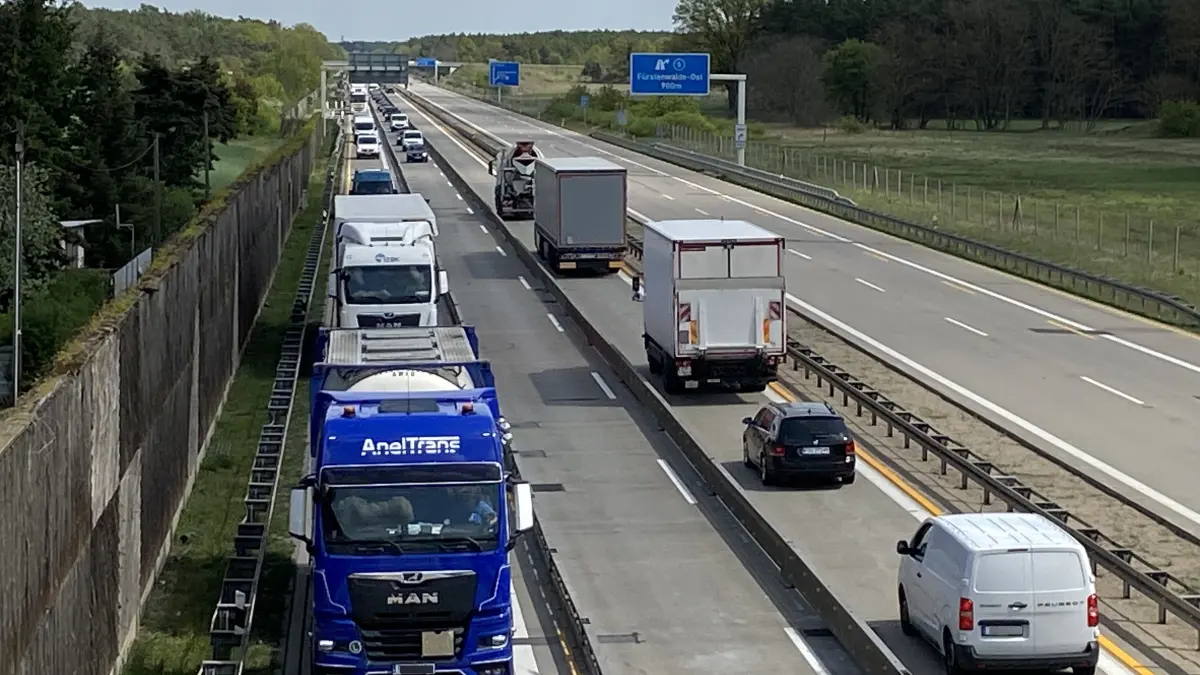 Aller Verkehr auf einer Seite der A12: Blick auf die Autobahn zwischen Fürstenwalde-West und Fürstenwalde-Ost.