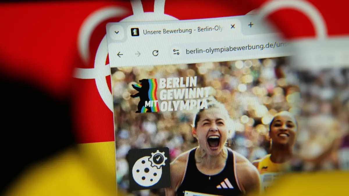 Auf einem Laptop wurde die Website berlin-olympiabewerbung.de der Berlin Partner für Wirtschaft und Technologie GmbH geö: Auf einem Laptop wurde die Website berlin-olympiabewerbung.de der Berlin Partner für Wirtschaft und Technologie GmbH geöffnet. Dort stellt die Hauptstadt ihre Olympia-Pläne vor. Berlin will sich für die Austragung der Olympischen Spiele und Paralympics im Zeitraum von 2036 bis 2044 bewerben, hat dabei in München, Hamburg und der Rhein-Ruhr-Region aber drei deutsche Mitkonkurrenten. Symbolbild/Symbolfoto. Schnelsen Hamburg *** The website berlin olympiabewerbung de of Berlin Partner für Wirtschaft und Technologie GmbH was opened on a laptop There, the capital presents its Olympic plans Berlin wants to bid to host the Olympic Games and Paralympics from 2036 to 2044, but has three German competitors in Munich, Hamburg and the Rhine-Ruhr region Symbolic image Symbolic image Schnelsen Hamburg