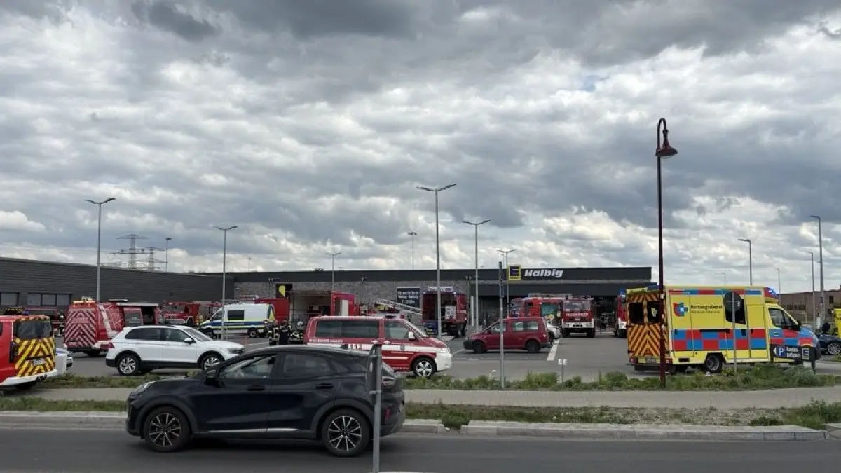 Feuerwehr, Polizei und Rettungsdienst sind mit einem Großaufgebot in Neuenhagen im Einsatz.