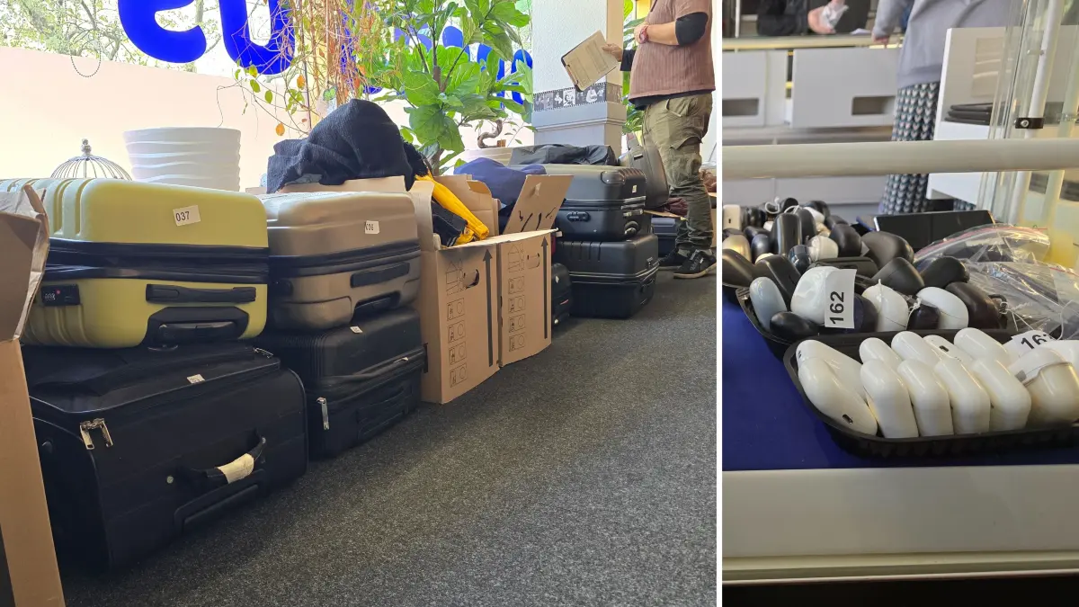 Links, einige der rund 40 Koffer vom Flughafen BER, die an diesem Tag im Auktionshaus Misrachi versteigert wurden. Rechts, werden Bluetooth-Kopfhörer schalenweise verkauft.