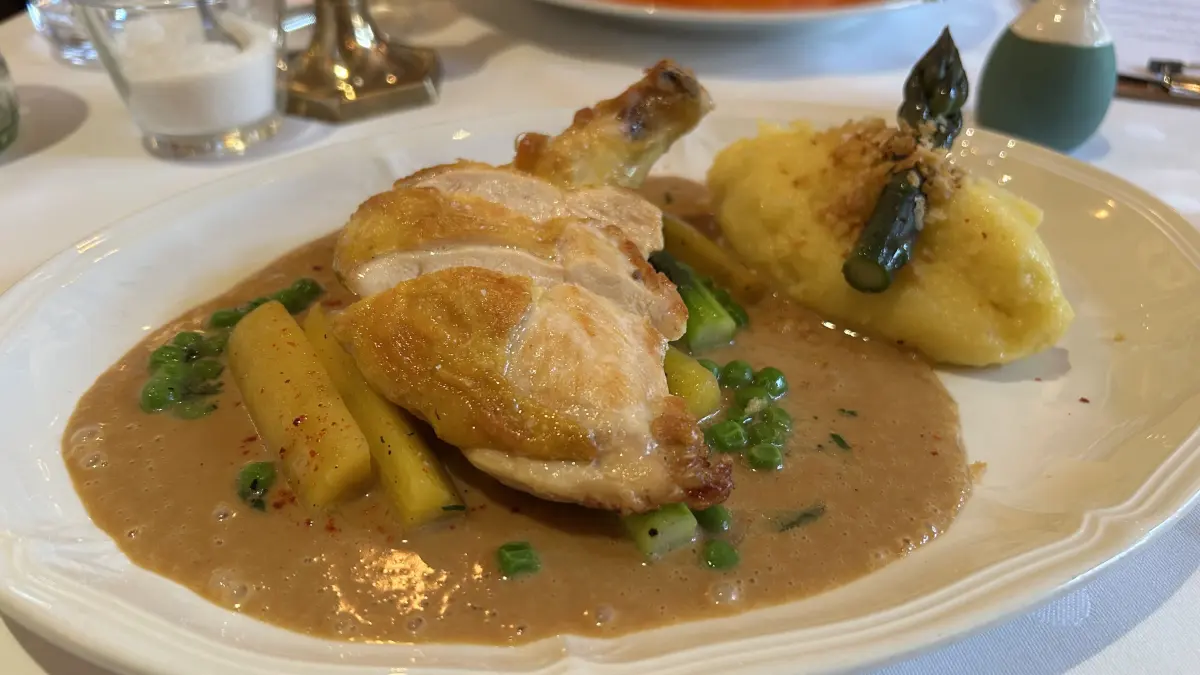 Maispoulade mit frischem Spargel, Erbsen und Kartoffelpüree ist im Gasthaus in Schildow ein saisonales Hauptgericht.