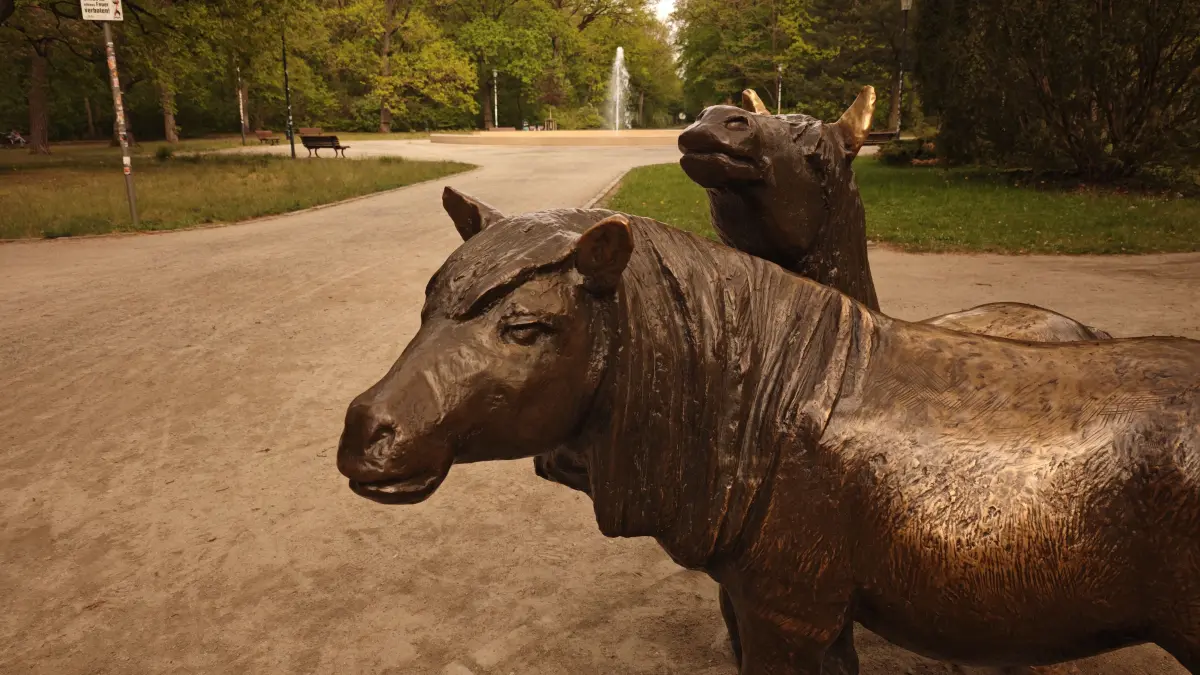 Bronzeskulptur im Stadtpark Fürstenwalde. Die Grünanlage an der Dr.-Wilhelm-Külz-Straße war in der Vergangenheit immer wieder Schauplatz für mögliche Übergriffe. Wie weit sind die Ermittlungen?