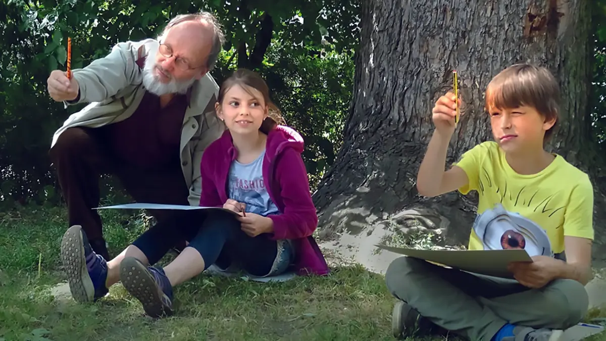 Die Natur als Klassenzimmer: Gilbert Waligora mit zwei Schülern beim Studium der Pflanzenwelt
