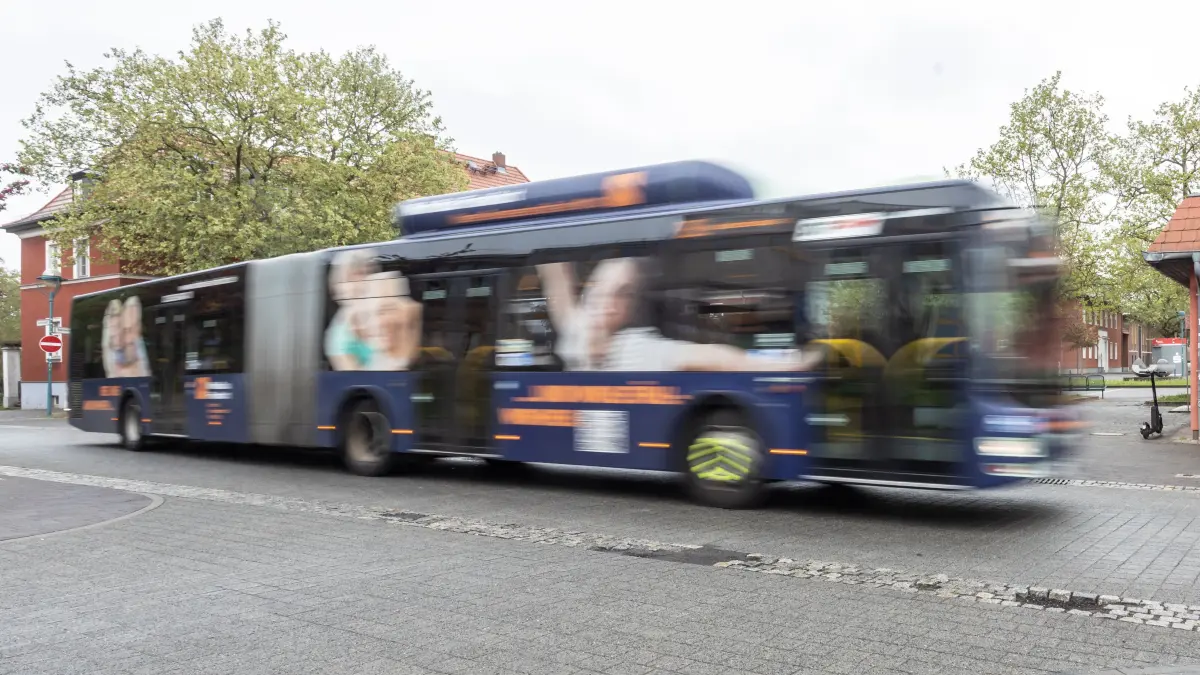 Ein Bus fährt am Bahnhof in die Innenstadt.